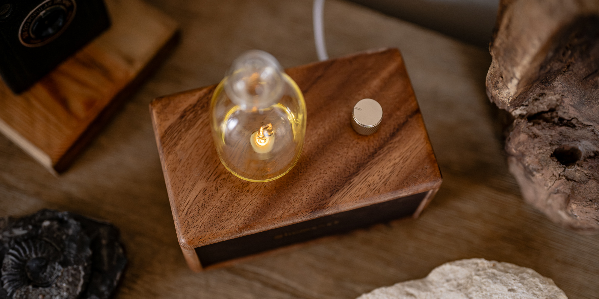 width=100% Dyfuzor olejków, aromatyzer zapachowy Humanas Natural Wood - drewno orzecha włoskiego